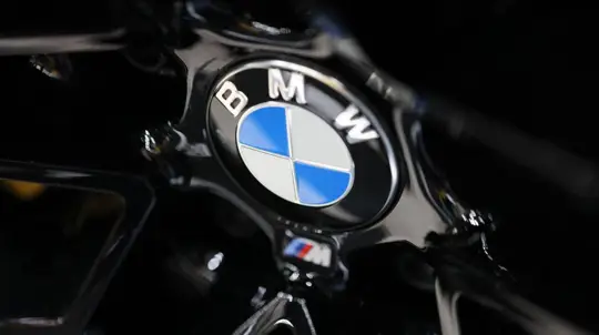 Novo BMW M5 divide opiniões com força híbrida e peso elevado
