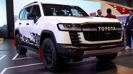 Toyota ने Land Cruiser 300 i-Force Max हाइब्रिड की ऑस्ट्रेलियाई क़ीमतें बताईं: 156,060 A$ से शुरू