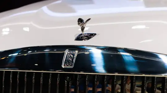 Rolls-Royce testa SUV elétrico: novo modelo avistado em testes de inverno