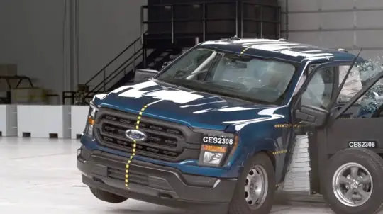 Toyota Tundra vs Ford F-150 IIHS क्रैश टेस्ट में: 2026 का सबसे सुरक्षित फुल-साइज पिकअप कौन-सा है