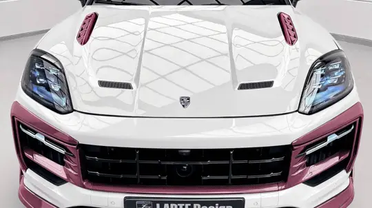 LARTE Design lança Porsche Cayenne cor-de-rosa em fibra de carbono na Europa