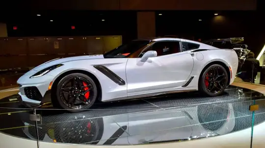 Chevrolet Corvette 2027 ganha novas cores Admiral Blue e Pitch Metallic