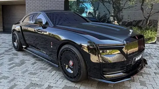 Venuum transforma o Rolls-Royce Spectre no sombrio Shadow V2