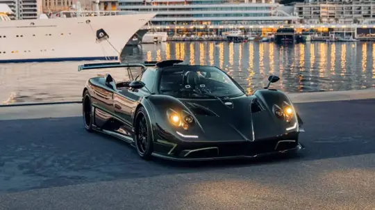 فرناندو ألونسو يستلم في موناكو سيارة Pagani Zonda 760 Roadster Diamante Verde الفريدة