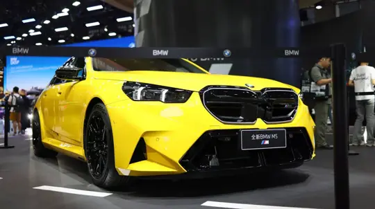 BMW M5 के लिए फैक्ट्री M Performance Parts पैक: कीमतें