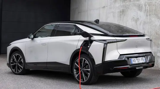 DS No. 8 acelera o carregamento diário com carregador de bordo de 22 kW