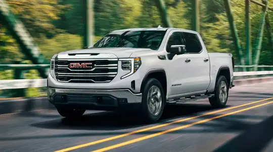 GMC Sierra 1500 2027: protótipo Denali revela novas luzes de presença nos paralamas