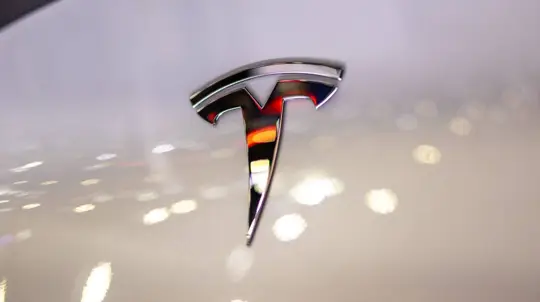 Tesla Model Y L no Japão: expansão para 60 salões e 30 centros de serviço