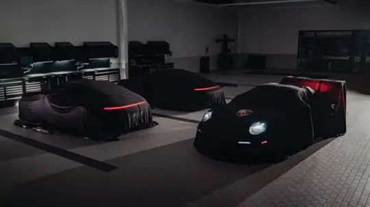 Porsche revela três 911 inspirados em Toy Story 5 em parceria com Disney e Pixar