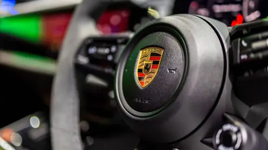 Patente da Porsche imagina carroçaria capaz de mudar de aparência em andamento