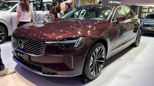 Volvo v Pekingu omladilo sedany S90 a S60
