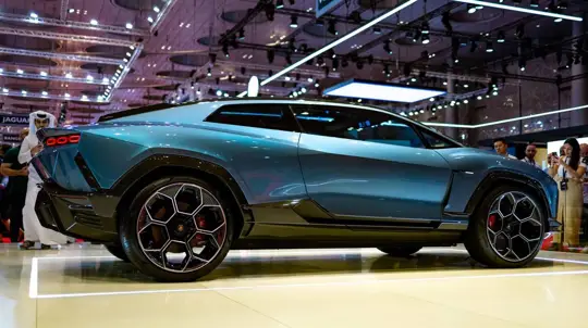 Lamborghini adia carro elétrico após 2030, foca em híbridos e emoção