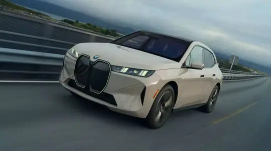 BMW interrompe vendas do iX nos EUA, foca na nova plataforma elétrica