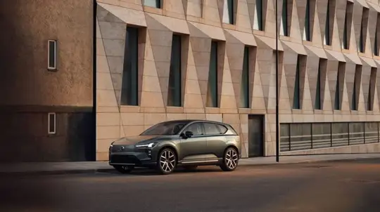 Volvo aumenta produção do SUV elétrico EX60 devido à alta procura