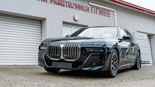 BMW doa sedã híbrido 750e xDrive para escola profissional em Burgas