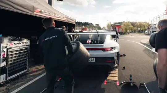 Porsche 911 GT3 RS com pacote Manthey supera o Mustang GTD em Nürburgring