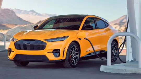 Ford patentiert System, das E-Auto-Besitzer vor Verschleiß des Ladeanschlusses warnt