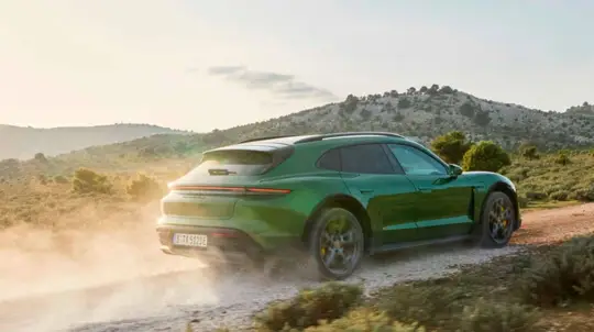 Porsche patenteia sistema de ajuste de cambagem em movimento para carros