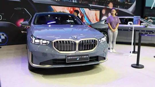 BMW के नए सिग्नेचर पेंट: Le Castellet Blue और Grey Pine