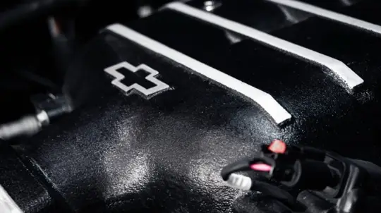 Chevrolet pregătește un V8 mare: teaser sugerează un nou motor pentru sportive și pick-up-uri