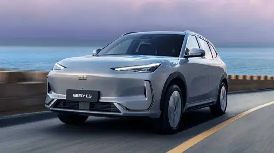 Geely inicia vendas em Espanha em 2026 com SUV elétrico e híbrido