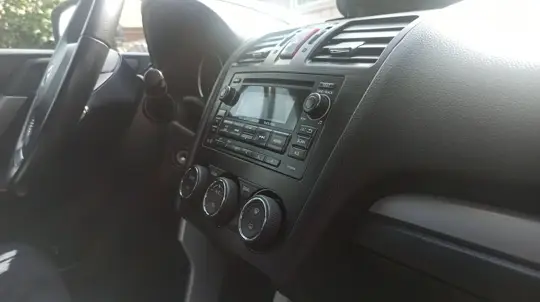 Carros com botões físicos: alternativas aos ecrãs tácteis nos automóveis