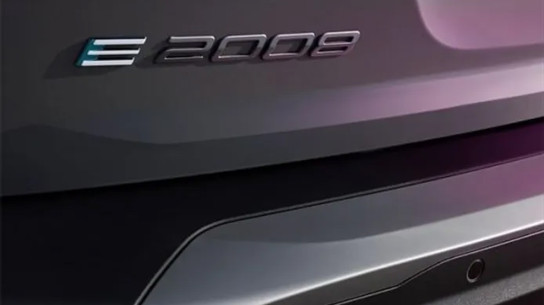 Компания Peugeot обновила свой самый популярный электрический кроссовер