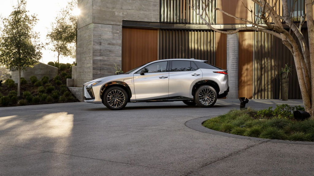 Lexus представил электрический кроссовер с большим запасом хода