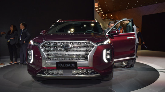 Флагманский внедорожник Hyundai сменит поколение и обзаведется электрифицированной силовой установкой