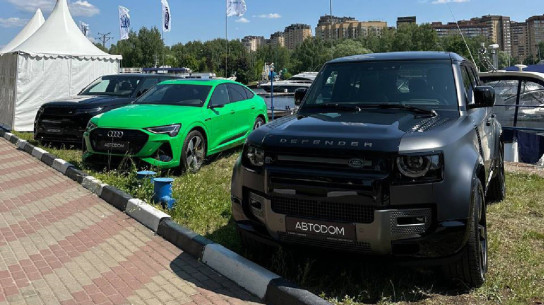 Любителям водного транспорта представили люксовые автомобили