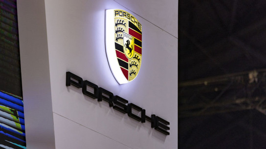 Porsche раздает деньги