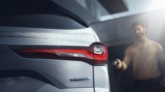 Mazda анонсировала выход флагманского кроссовера CX-90 2024 года с гибридным мотором
