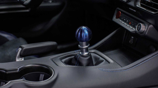 Ручка КПП из титана: представлен салон нового Ford Mustang Dark Horse 2024