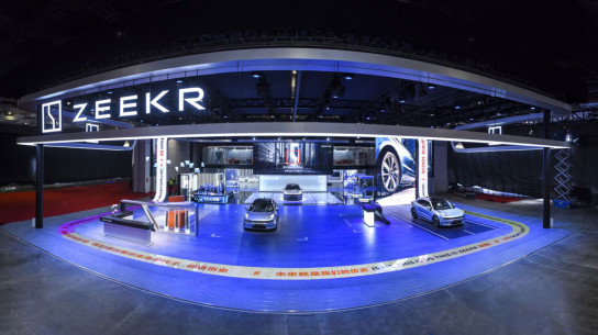 Geely установила телевизор вместо решетки радиатора в новом седане