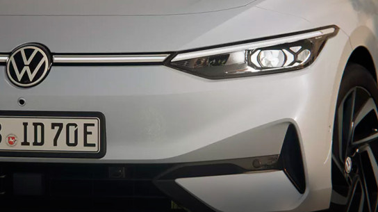 Флагман Volkswagen получиn два двигателя и полный привод