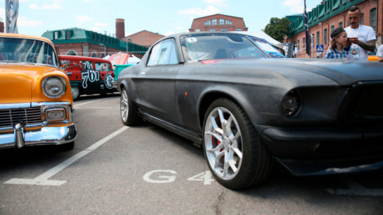 На Кастом Конвенции представили карбоновый Mustang с начинкой от Tesla