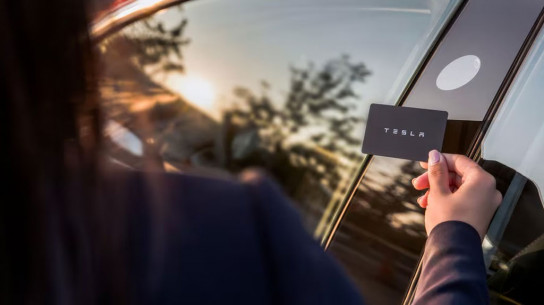 Бесключевой доступ NFC помог взломать электромобиль Tesla за 130 секунд