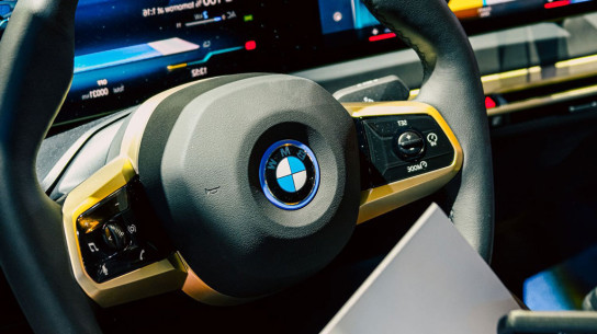 Новые седаны BMW 7-Series могут самостоятельно отключить подушки безопасности
