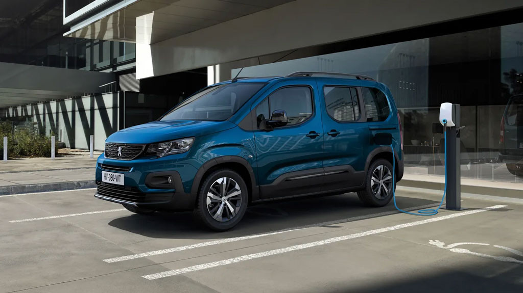 Компания Peugeot обновила электрический минивэн e-Rifter MPV в 2022 году