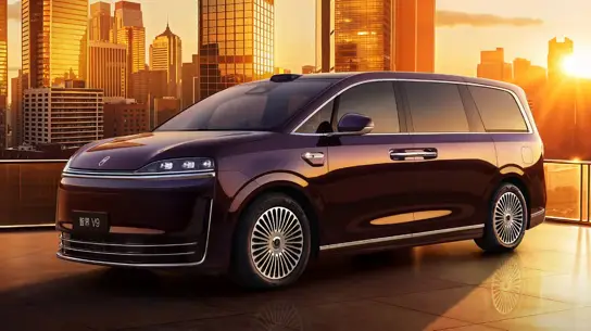 Luxeed решил «стать взрослым»: теперь не два авто, а целый парад премьер
