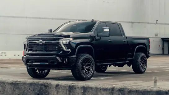 Chevrolet Silverado превратили в «тёмного рыцаря» на стильных дисках цвета «оружейная сталь»