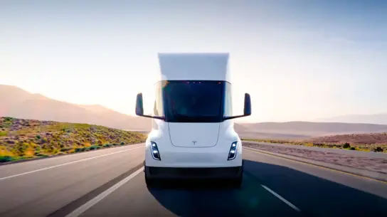 Tesla готовит революцию: грузовики будут заряжаться сами