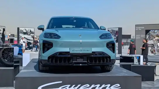 536 л.с., 3,6 сек и быстрый заряд 400 кВт: у электрического Cayenne появилась золотая середина