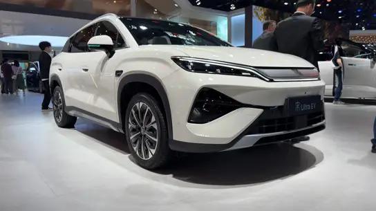 BYD готовит два гибрида с огромным запасом хода — бензин будет нужен реже