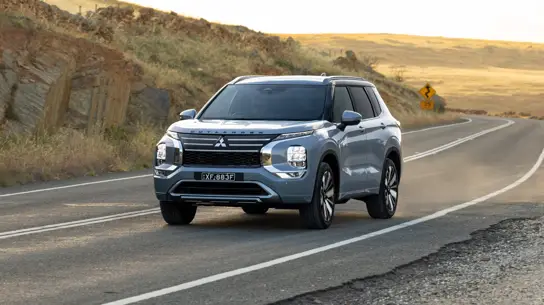 Mitsubishi обновила семейный кроссовер — гибрид стал ещё практичнее