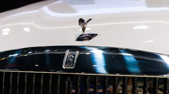 Роскошь тоже замерзает: Rolls-Royce обкатывает будущий экологичный SUV на морозе