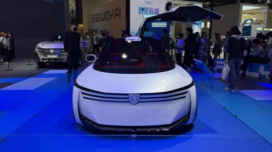 Peugeot показал футуристичный Polygon с трансформируемым дизайном и «квадратным» рулём