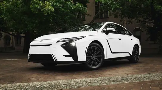 Новый Lexus ES 350h удивил ценой: гибрид почти догнал электрическую версию