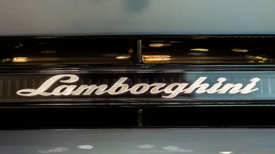 900 сил и гибрид: в России показали новый Lamborghini