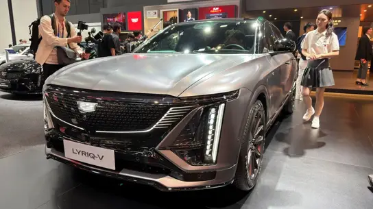 Lyriq-V в Пекине: Cadillac заряжает Китай мощностью и роскошью